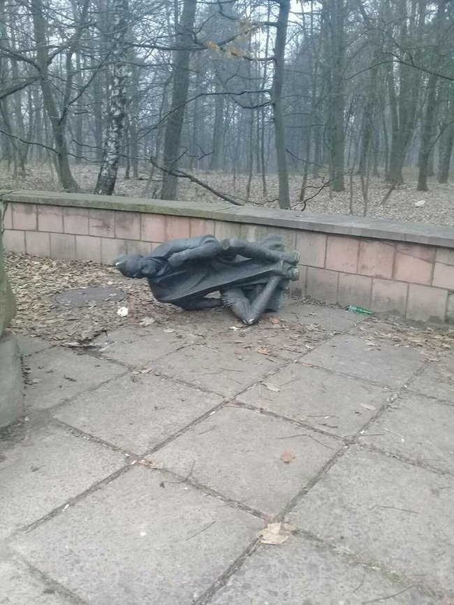 Невідомі зруйнували у Львові памятник комуністу Великановичу 03