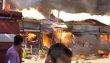 В Мукачево горел рынок. Пожарные и предприниматели тушили огонь 5 часов. ВИДЕО.