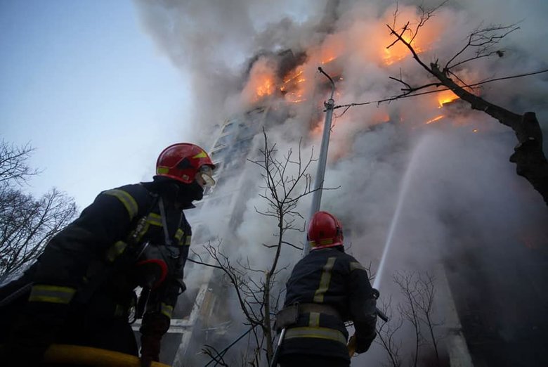 Внаслідок влучання боєприпасу значні руйнування 16-поверхового будинку в Святошинському районі Києва. Спалахнула пожежа, двоє загиблих, - ДСНС 05