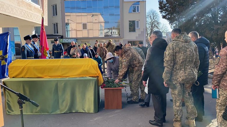На Вінниччині попрощалися із загиблим внаслідок російського обстрілу воїном 56-ї ОМПБр Денисом Кононенком 14