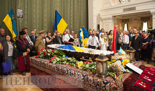 С Героем Украины Левком Лукьяненко прощаются в Киеве 02