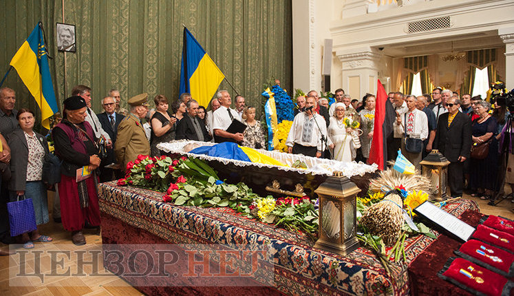 С Героем Украины Левком Лукьяненко прощаются в Киеве. ФОТОрепортаж