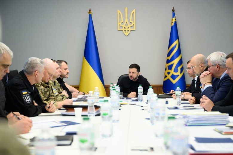 Зеленський зібрав Ставку: обговорювали захист залізниці, АЗС та логістики