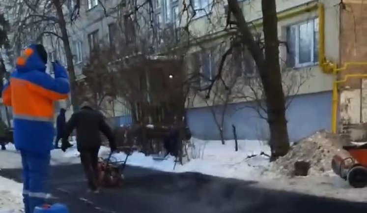 Киевлянин ругает коммунальщиков, укладывающих асфальт: "Люди реально ох#евшие. Просто тупо кладут на снег, бл#дь". ВИДЕО