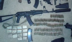 У підпільного "зброяра" із Запоріжжя вилучили автомат, ручки, що стріляють, пістолети, гранати і 825 патронів. ФОТОрепортаж+ ВІДЕО