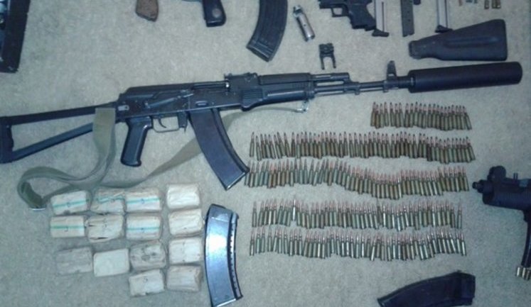 У підпільного "зброяра" із Запоріжжя вилучили автомат, ручки, що стріляють, пістолети, гранати і 825 патронів. ФОТОрепортаж+ ВІДЕО
