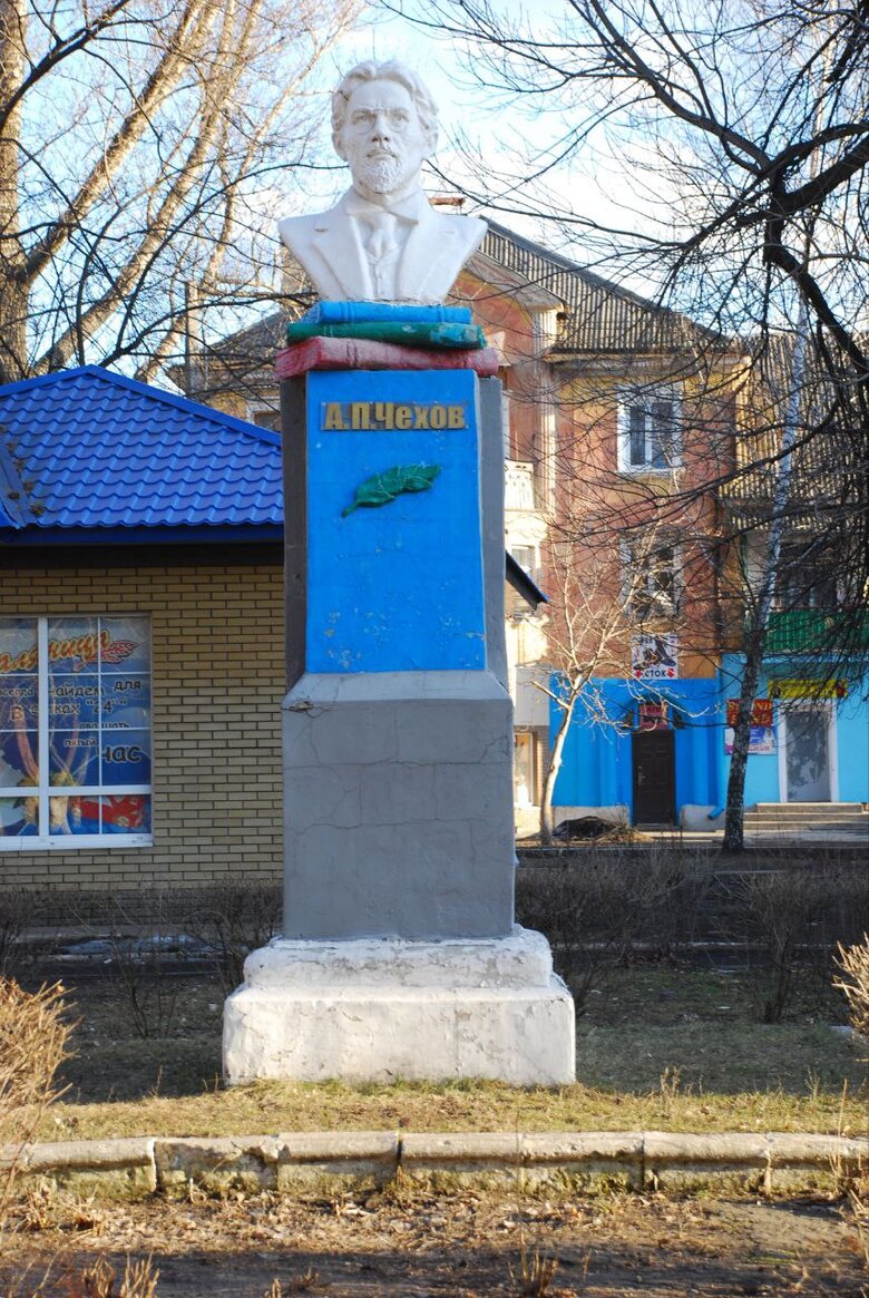 У Слов'янську зруйнували пам'ятник Чехову