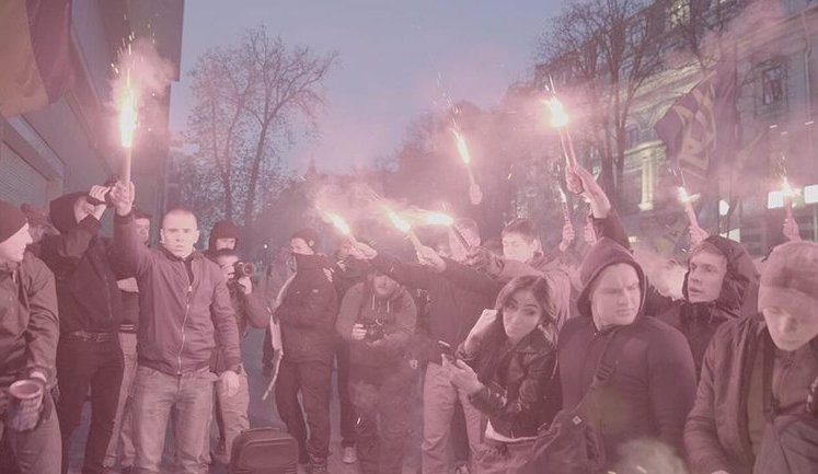 Біля "Сбербанку" в центрі Києва запалили фаєри і розклали "криваву" карту України. ФОТОрепортаж