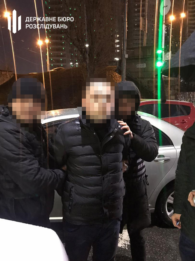 ДБР затримало співробітника поліції Києва за вимагання у шахрайки $1000 за непритягнення до кримінальної відповідальності 07