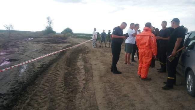 Розовые лужи под Ривным неопасны, это средства для борьбы с вредителями, - ГСЧС 02