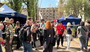 Школьники под домом на Святошино ждут новости о друге, который с ночи не выходит на связь. ФОТОрепортаж