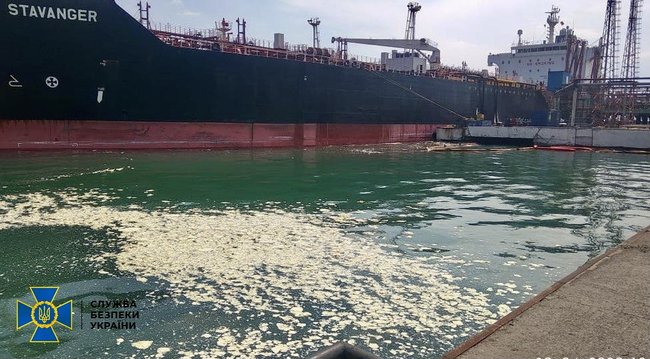 Члену экипажа иностранного судна сообщено о подозрении из-за сброса в Черное море 8,5 тонн пальмового масла, - СБУ 04