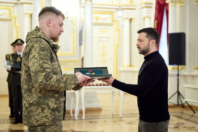 Зеленський вручив нагороди військовим