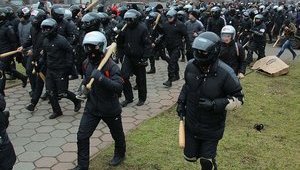 "Титушки" Гепы из "Оплота" избили битами журналистов и евромайдановцев под одесской ОГА на глазах у милиции. ФОТОрепортаж