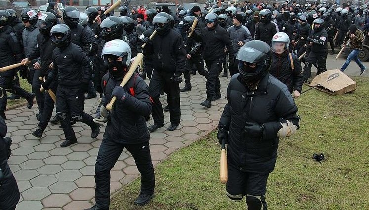 "Титушки" Гепы из "Оплота" избили битами журналистов и евромайдановцев под одесской ОГА на глазах у милиции. ФОТОрепортаж