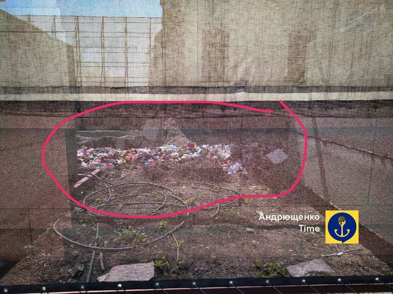 Російські окупанти скидають сміття на руїни театру в Маріуполі, - Андрющенко 01