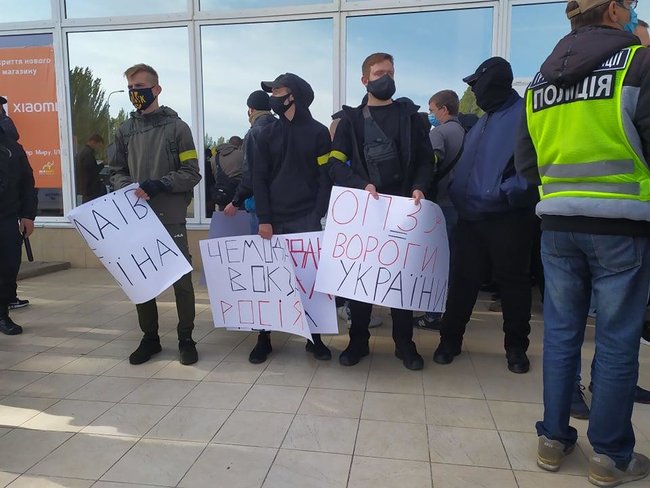 Стус прийде за тобою, - активісти пікетують концерт-хол у Миколаєві, де проводить зустріч із виборцями Медведчук 02