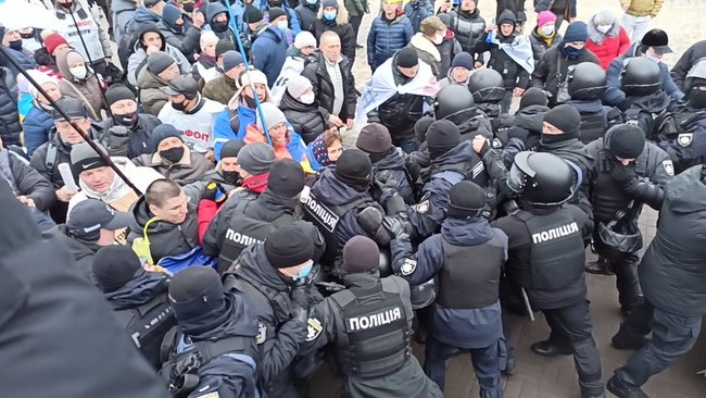 ФОПы попытались установить палатки на Майдане Незалежности: между митингующими и правоохранителями произошли стычки 43