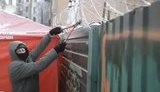 В Киеве активисты снесли забор вокруг стройки в Десятинном переулке. ВИДЕО