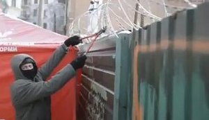 В Киеве активисты снесли забор вокруг стройки в Десятинном переулке. ВИДЕО