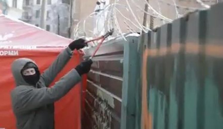 В Киеве активисты снесли забор вокруг стройки в Десятинном переулке. ВИДЕО