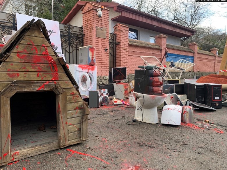Під російське консульство у Львові принесли закривавлену техніку, килими, собачу буду й унітаз 02