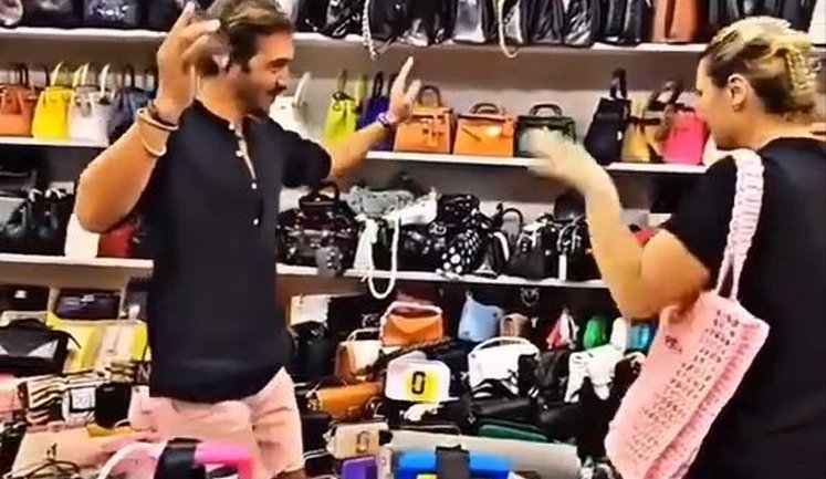 Продавець у грузинському магазині обслуговує клієнтку із РФ: "Слава Україні!... Мы не разговариваем на русском. Русский военный корабль пошел бы ты нах#й!". ВIДЕО