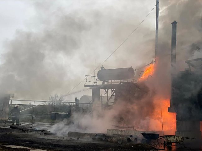 На нафтобазі в Миколаївській області сталася масштабна пожежа: горіла ємність з бітумом 02