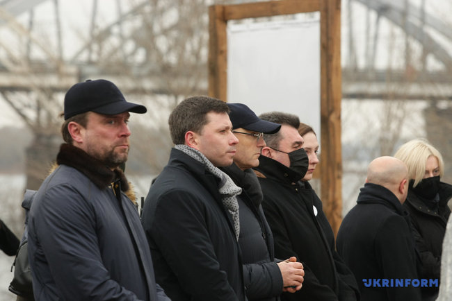 Память погибших при крушении рейса МАУ в Иране чтят в Киеве 09