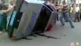 На Закарпатье жители одного из сел устроили самосуд над ГАИшниками за чрезмерные взятки. ВИДЕО.
