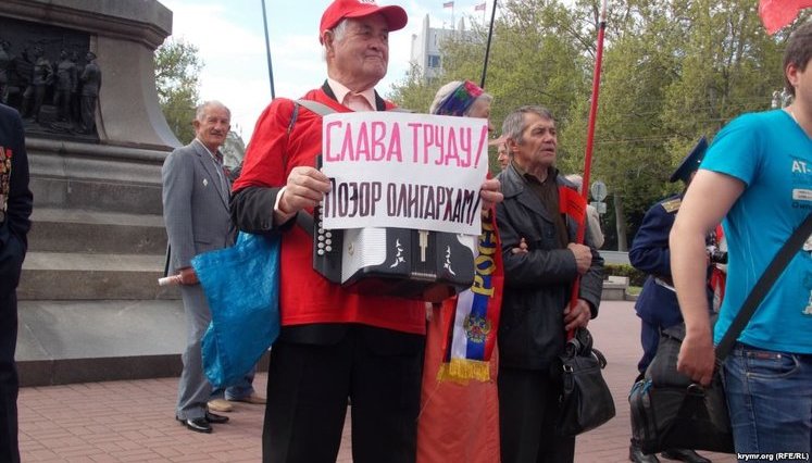 В Севастополе в лучших традициях СССР провели первомайскую демонстрацию. ФОТОрепортаж