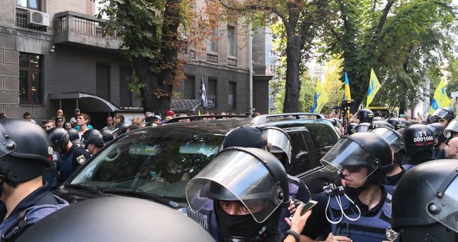 Автомобиль нардепа Павла Пинзеника сбил человека во время перекрытия протестующими дорог возле Верховной Рады 06