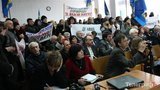 Жители Кременчуга ворвались на сессию райсовета: "Украина не для олигархов". ФОТОрепортаж