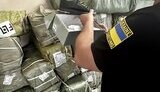 На Буковині чоловік намагався ввезти контрабандне взуття