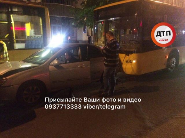 Масштабна ДТП у Києві: зіткнулися 4 автомобілі й тролейбус 01