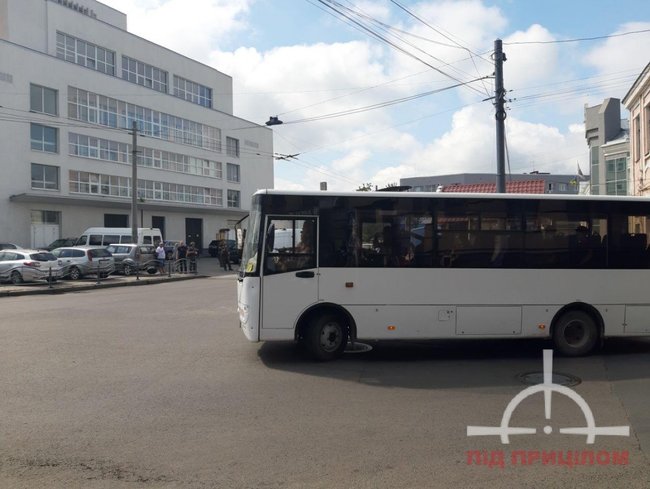 Захват заложников в Луцке: В центр города прибыл БТР 03 Захват заложников в Луцке: В центр города прибыл БТР 03