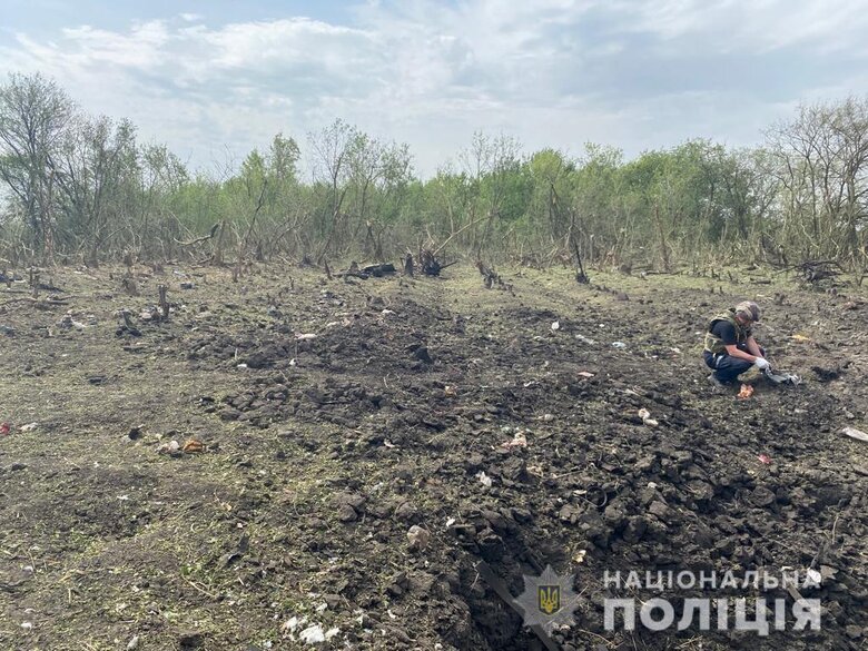 За сутки на Донетчине были разрушены дома, горели поля с пшеницей. В Бахмуте рашисты попали в спорткомплекс и стадион, - Нацполиция 07