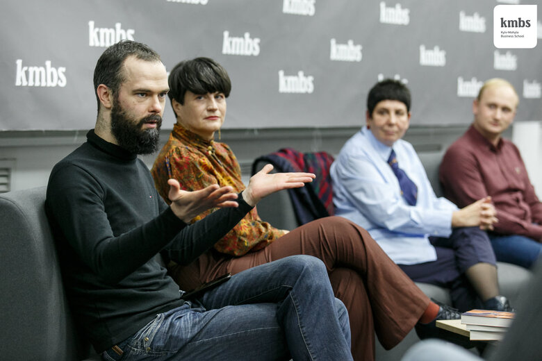 Філософ і артилерист Олександр Комаров:Чому пішов на фронт? Мотивацій – безліч. Я вільна людина, в тоталітарному суспільстві моя діяльність неможлива. Згадати хоча б цей псевдоісторичний путінський монолог. От як на це реагувати? Битися 03