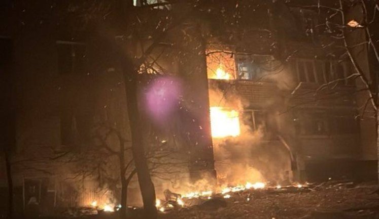 Російські дрони атакували Запоріжжя: госпіталізовано 12 людей, пошкоджено щонайменше 7 багатоповерхівок. ВІДЕО+ФОТОрепортаж