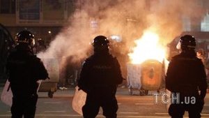 Активисты подожгли президентский дворец "коктейлями Молотова". ФОТО