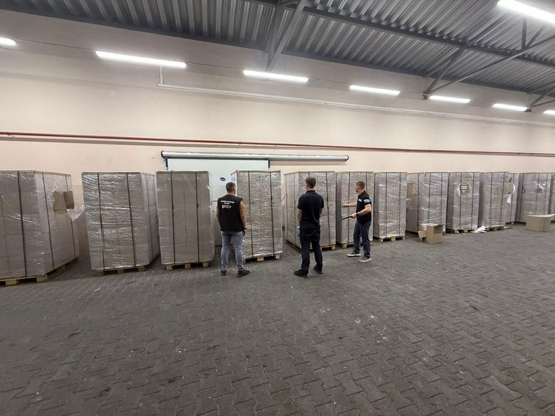 Під полуницею на кордоні з Молдовою намагалися вивезти контрабандні сигарети на понад 19 млн грн.
