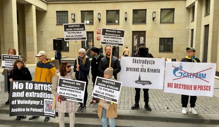 "Подарунок Кремлю": Перед судом у Польщі протестують проти екстрадиції українця, підозрюваного в підривах "Північних потоків". ФОТО