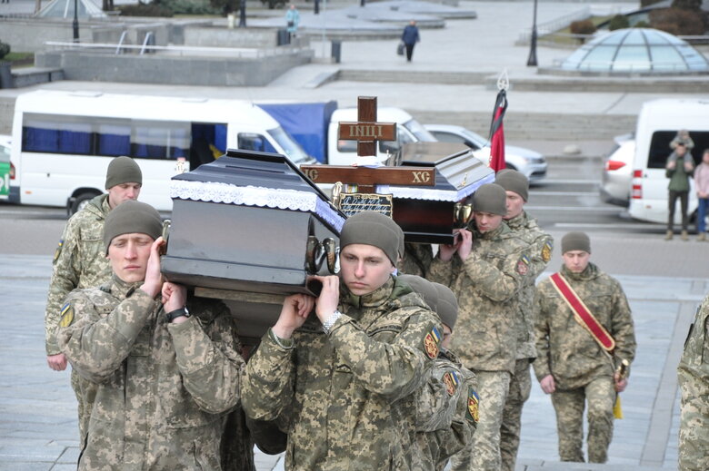 Із воїнами Олегом та Микитою Хомюками попрощалися у Києві: Батько та син загинули в бою проти окупантів під Бахмутом 39