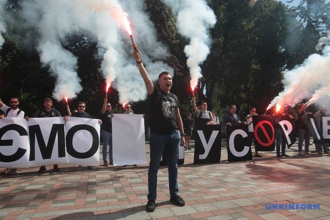 Під парламентом палили фаєри, вимагаючи відставки Авакова 07