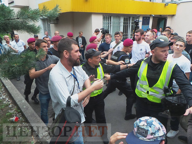 Активісти C14 побилися із журналістом Громадського Бурдигою під будівлею Голосіївського суду 05