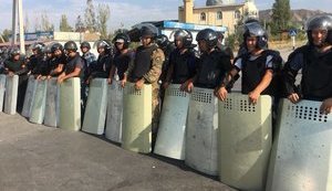 В Кыргызстане спецназ прорвался на территорию резиденции экс-президента Атамбаева