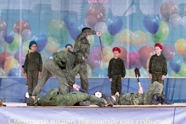 Автоматы, пистолеты, шашки и лопаты: оккупанты на День города в Джанкое заставили детей показывать сценки с убийствами 19