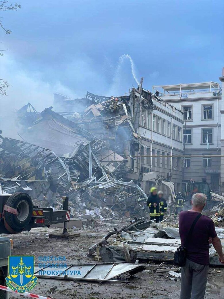 Удар по Одессе: под завалами обнаружили погибшего охранника 10