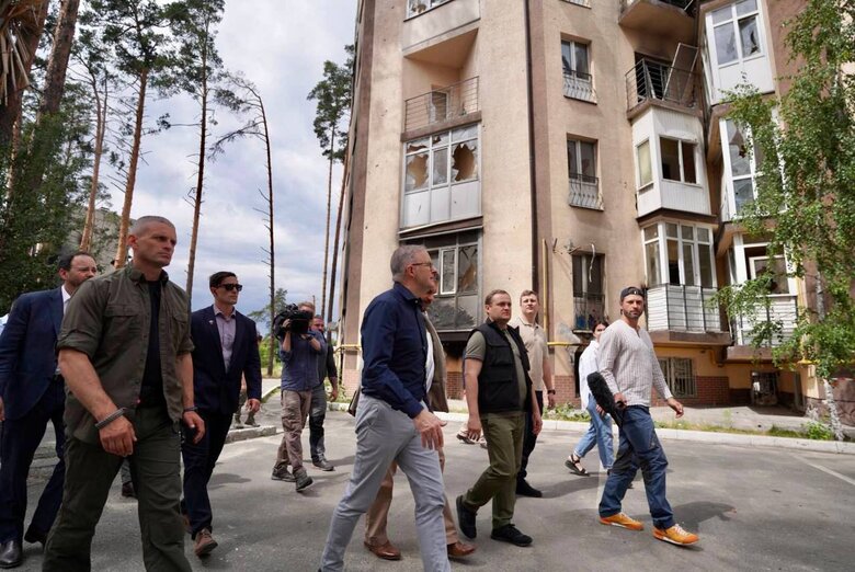 Премьер-министр Австралии Албаниз посетил Бучу, Гостомель и Ирпень, - Кулеба 03