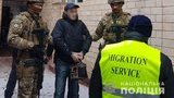 Хмельницкие правоохранители выдворили из Украины "смотрящего за зоной" грузина по прозвищу Тимур. ФОТОрепортаж
